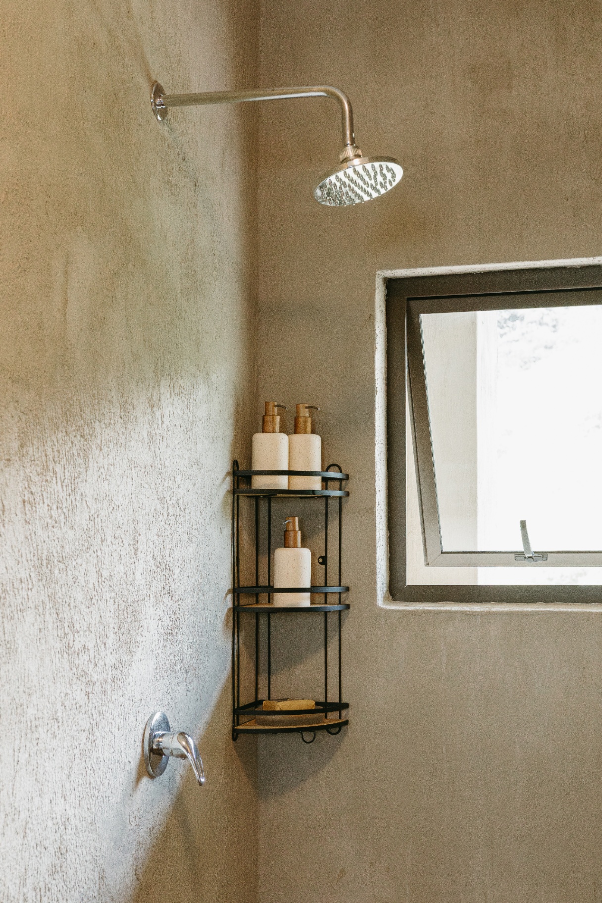En-suite bathroom detail at Gold Valley Lodge