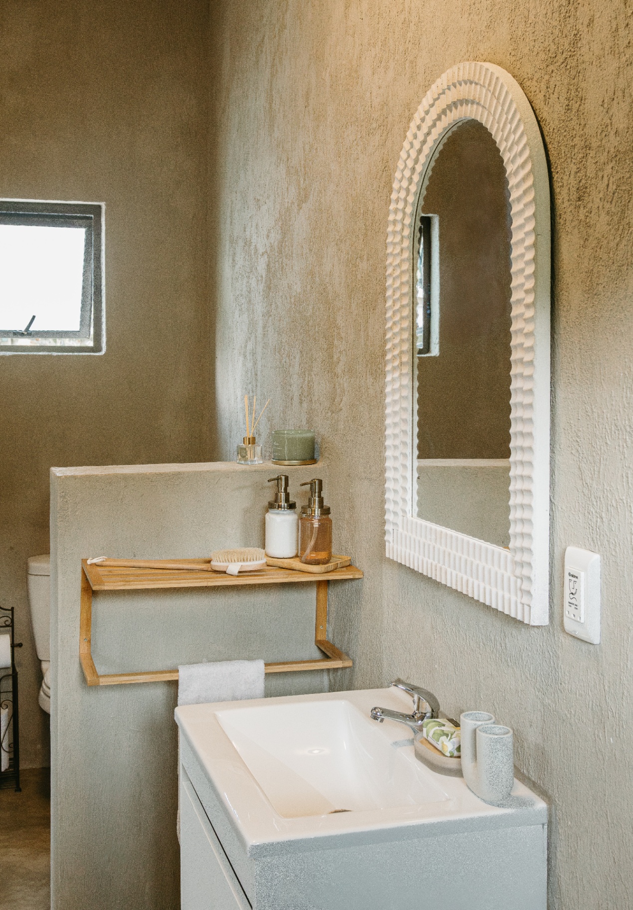 En-suite bathroom detail at Gold Valley Lodge