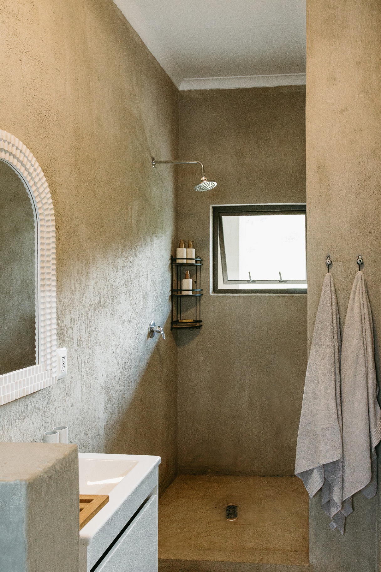 En-suite bathroom detail at Gold Valley Lodge